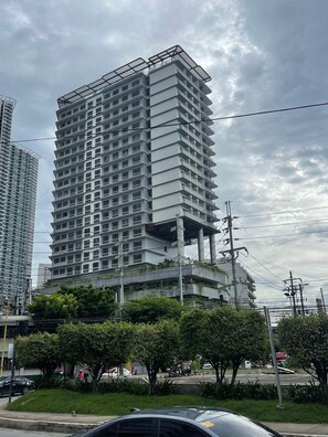 Front of property - Lush residence Makati City by darpm (Makati)