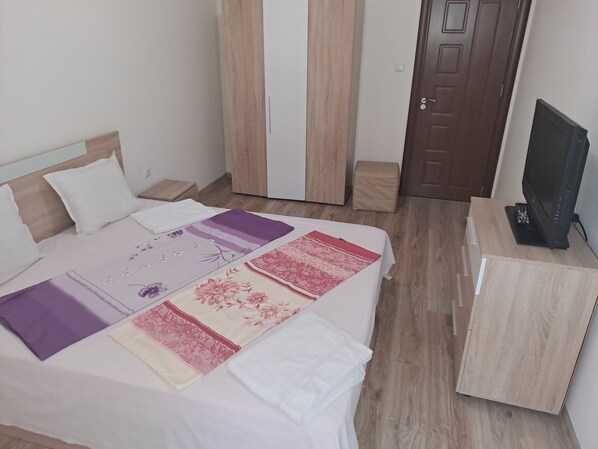 2 bedrooms, iron/ironing board, WiFi, bed sheets