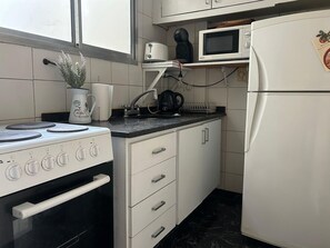 Refrigerador, microondas, horno y cafetera y tetera