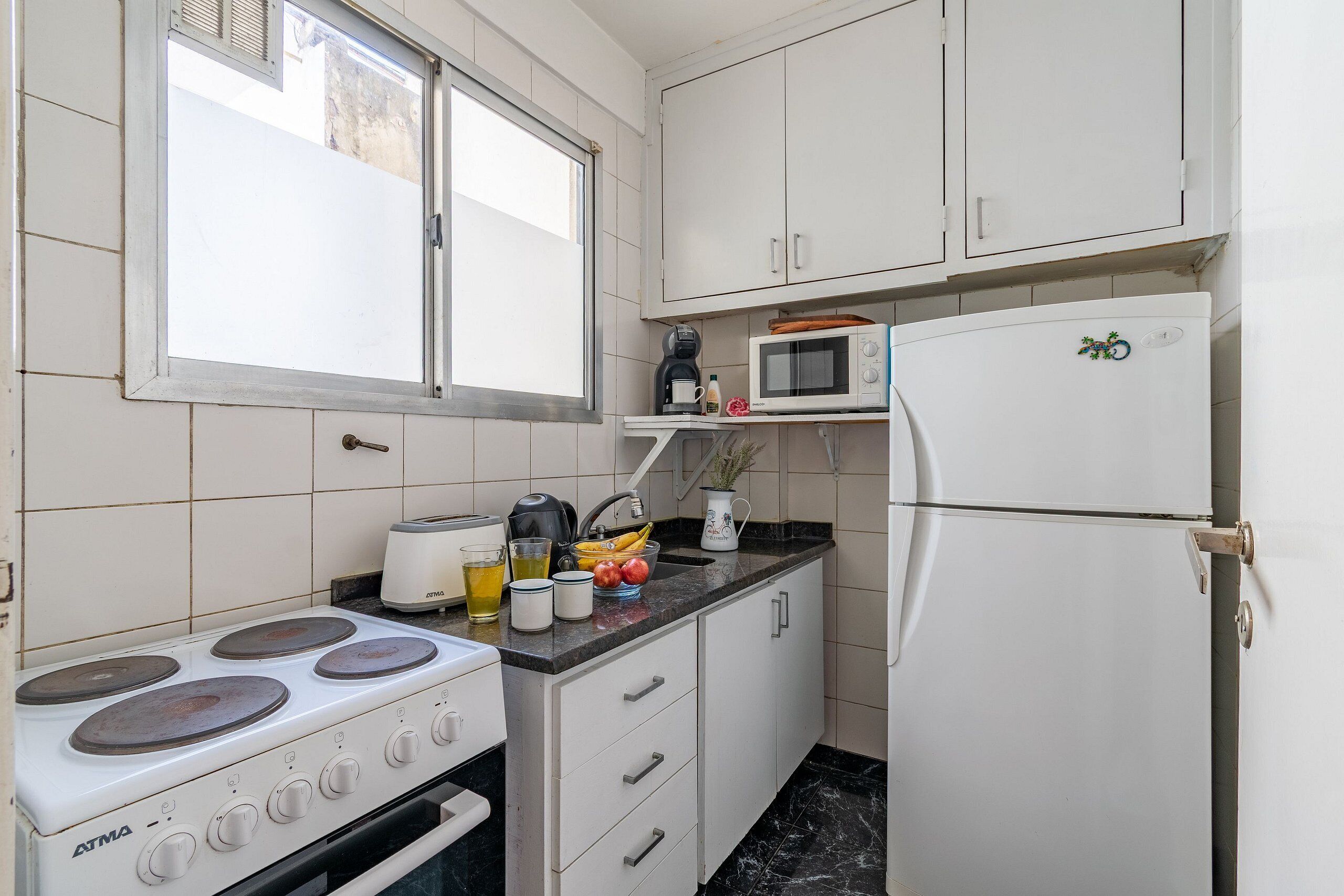 Fridge, microwave, oven, coffee/tea maker