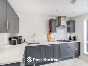 Fridge, oven, dishwasher, coffee/tea maker