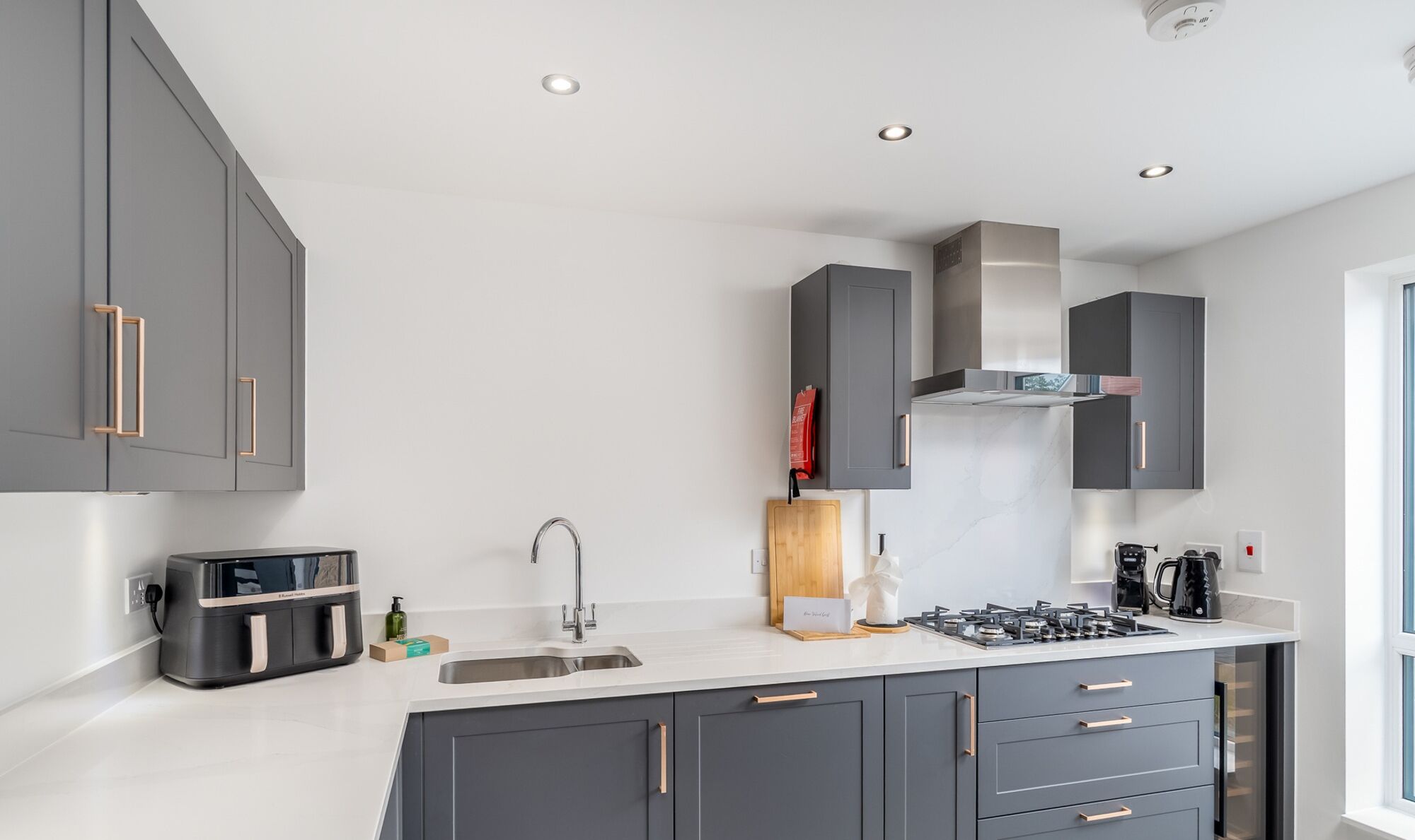 Fridge, oven, dishwasher, coffee/tea maker