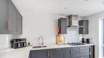Fridge, oven, dishwasher, coffee/tea maker