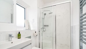 Douche, séchoir à cheveux, serviettes fournies