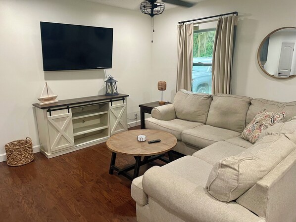 Televisor intel·ligent i llibres 