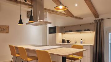 Monolocale Deluxe, vista città | Cucina privata | Frigorifero, microonde, forno, piano cottura