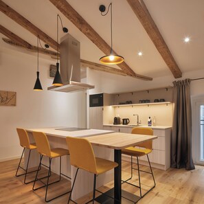 Studio Deluks, pemandangan kota | Dapur pribadi | Lemari es, microwave, oven, dan kompor