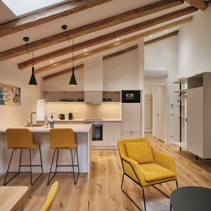 Deluxe Studio, City View | Private kitchen | Fridge, microwave, oven, stovetop - URBANAUTS STUDIOS Ginnastica (Trieste)