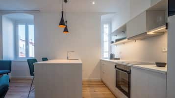 Deluxe Studio, City View | Private kitchen