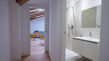 Dusche, Haartrockner, Handtücher, Seife