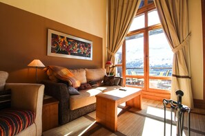 Un salón acogedor con un sofá, una mesa de centro y un cuadro en la pared.
