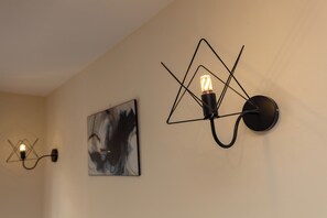 Una lámpara de pared con diseño geométrico y una bombilla.