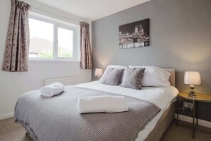 3 bedrooms, iron/ironing board, internet, bed sheets