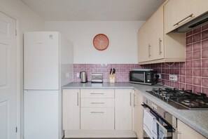 Fridge, microwave, oven, stovetop - Modern & comfortable 3 bed house (Milton Keynes)