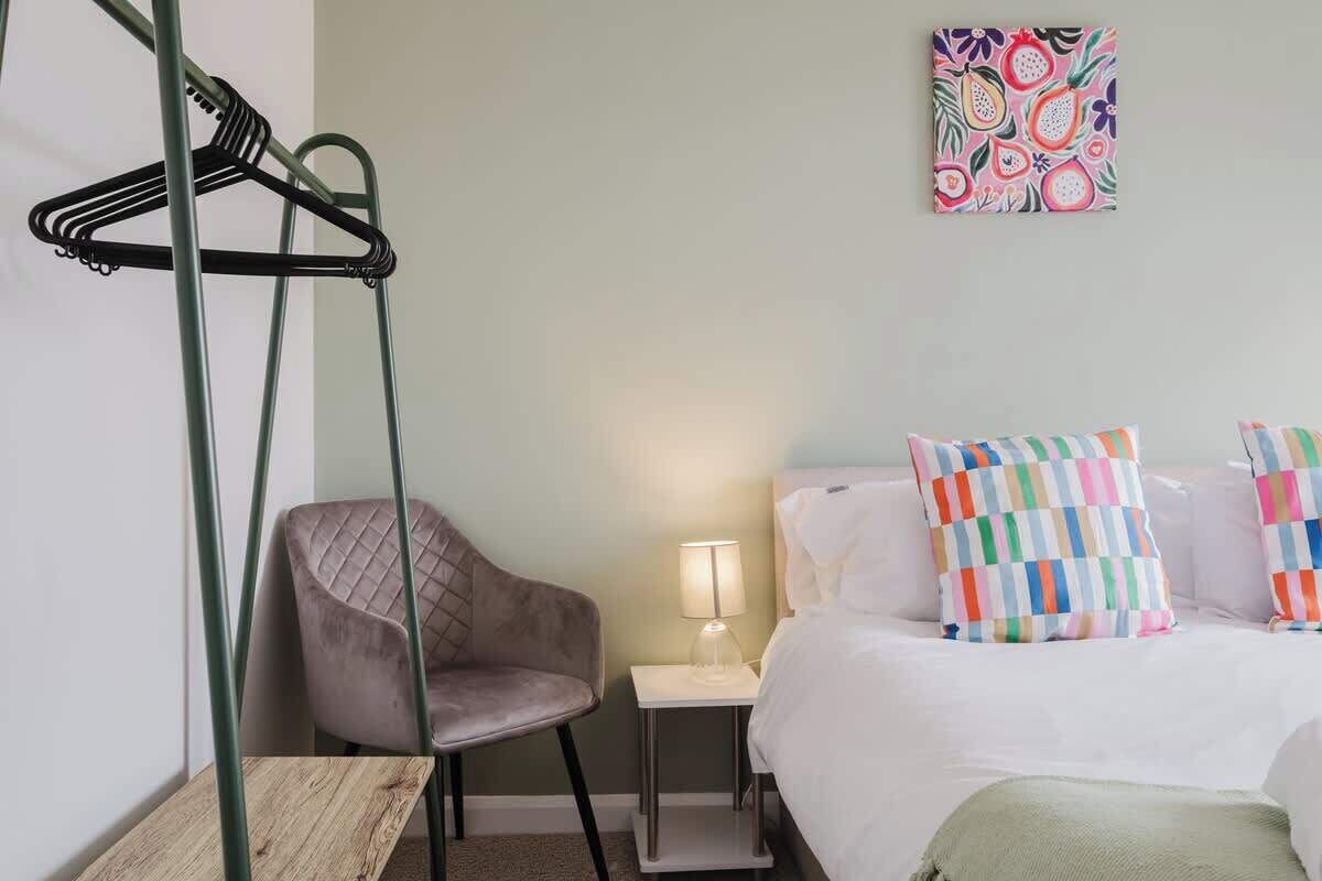 Iron/ironing board, WiFi, bed sheets