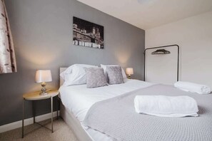 Iron/ironing board, WiFi, bed sheets