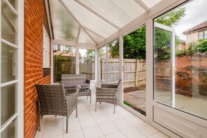 Terrace/patio - Modern & comfortable 3 bed house (Milton Keynes)