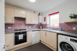 Fridge, microwave, oven, stovetop - Modern & comfortable 3 bed house (Milton Keynes)
