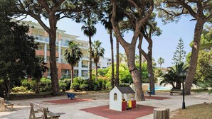A park with a playground, benches, and a small house-like structure. - Apartment of 70 m with shared pool in Hyères (Hyères)