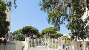 Property grounds - Apartment of 70 m with shared pool in Hyères (Hyères)
