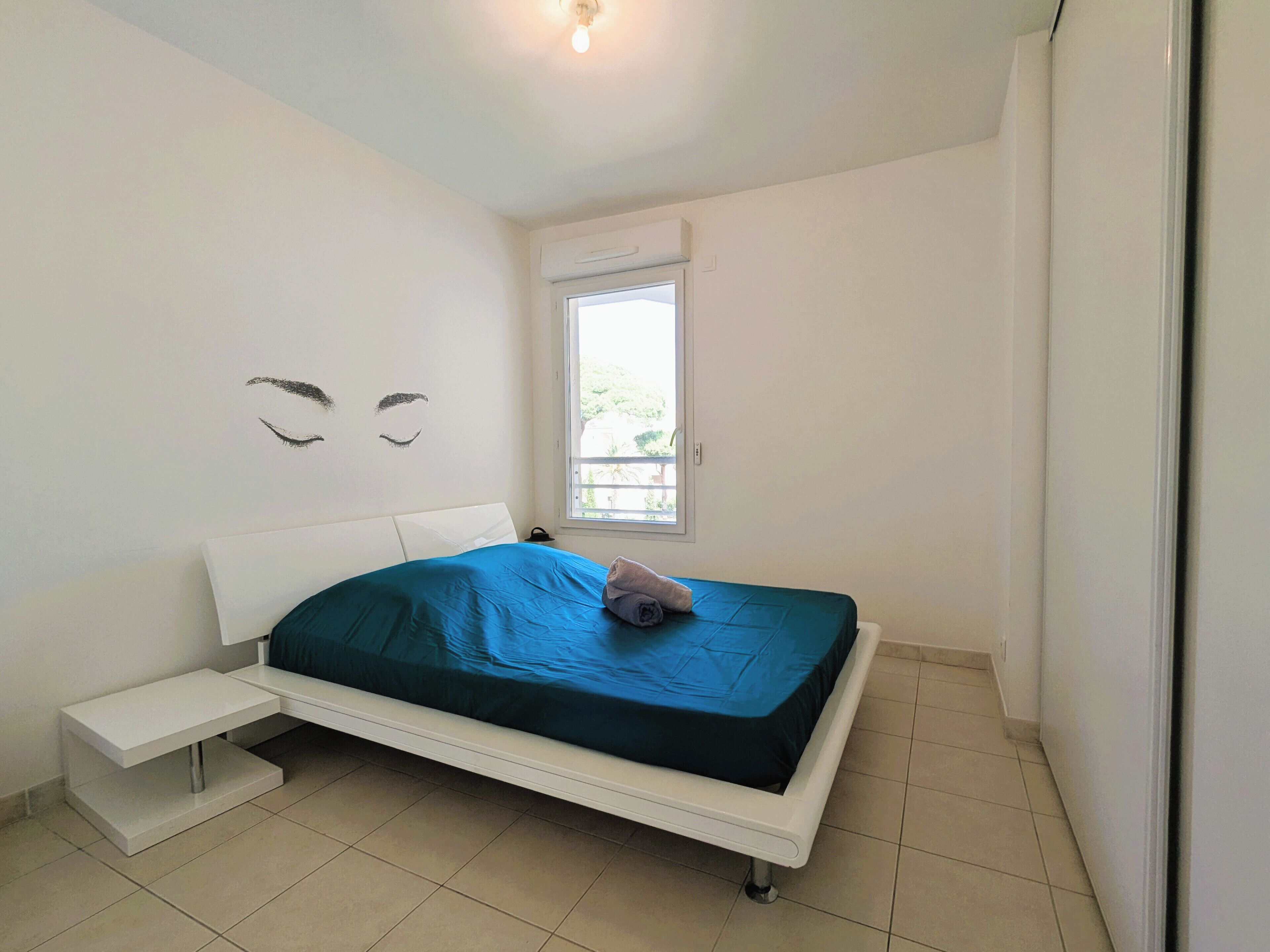 2 dormitorios, tabla de planchar con plancha, ropa de cama