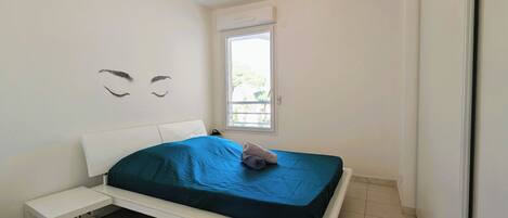 2 dormitorios, tabla de planchar con plancha, ropa de cama