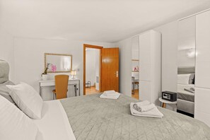 1 bedroom, desk, iron/ironing board, WiFi