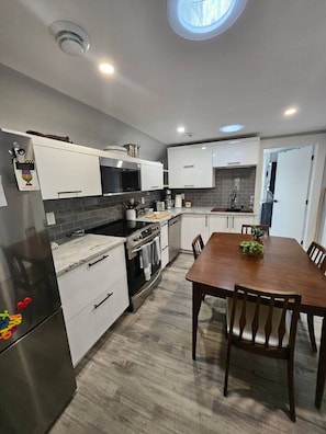 Refrigerador, microondas, horno, placa de cocina