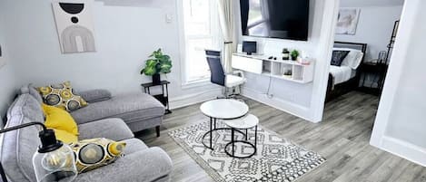 2 bedrooms, desk, WiFi