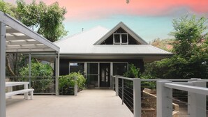 A modern building with a covered walkway, large windows, and a metal roof. - Terrace Haus Margaret River (Margaret River)