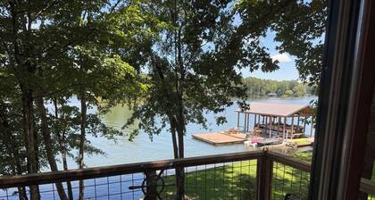 Holiday Cottage, Charming 4-bedroom cottage on Blue Creek of Lake Martin,AL