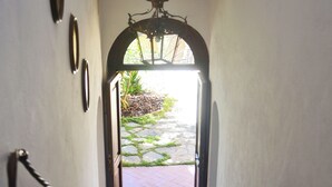 Un escalier menant à une porte donnant sur un jardin.