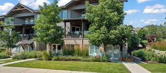 Quiet relaxing luxury townhome in lake country