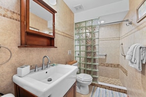 Hair dryer, towels, toilet paper - Cozy 3BR Wheelchair Accessible Home with Private Pool Off US 192 Near Disney (Kissimmee)