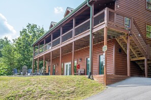 Exterior - Luxury Cabin w/Indoor Pool, Mini Golf & Mtn Views (Sevierville)