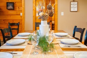 Dining - Luxury Cabin w/Indoor Pool, Mini Golf & Mtn Views (Sevierville)