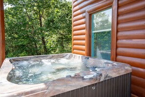 Outdoor spa tub - Luxury Cabin w/Indoor Pool, Mini Golf & Mtn Views (Sevierville)