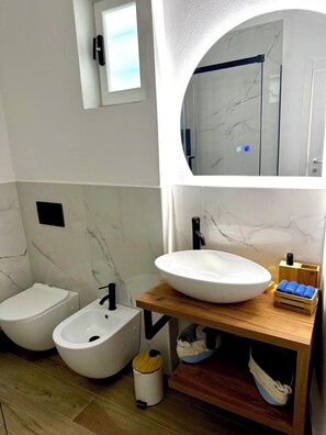 Hair dryer, bidet, towels, soap - Riccardo's Cottage - Terrace Sea View - Detached house with terraces (Portovenere)