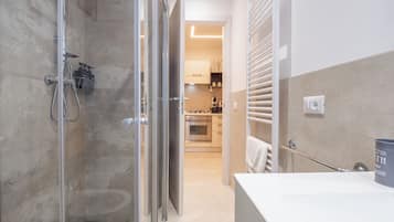 Doccia, asciugacapelli, bidet, asciugamani