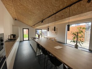 Microwave, oven, stovetop, dishwasher - Spacious house specially for workers and expats (Maldegem)