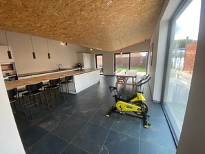 Microwave, oven, stovetop, dishwasher - Spacious house specially for workers and expats (Maldegem)