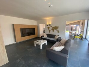 Smart TV - Spacious house specially for workers and expats (Maldegem)