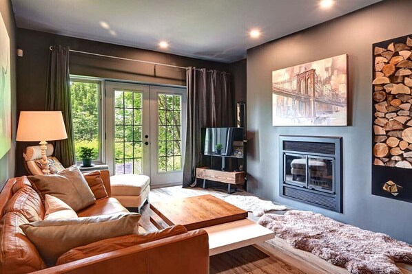 Smart TV, fireplace