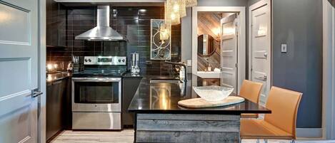 Réfrigérateur, four à micro-ondes, un four, surface de cuisson