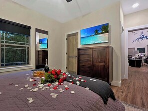 3 slaapkamers, een bureau, een strijkplank/strijkijzer, reisbedje
