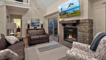 Een televisie, een open haard, boeken en een kantoor