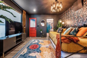 1 habitación, tabla de planchar con plancha, wifi y ropa de cama