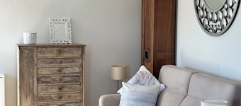 Estuary view, 12-minute walk to beach, market, town center. Quiet residence 4 people