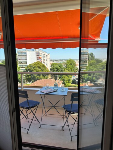 Estuary view, 12-minute walk to beach, market, town center. Quiet residence 4 people