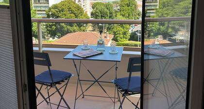 Estuary view, 12-minute walk to beach, market, town center. Quiet residence 4 people